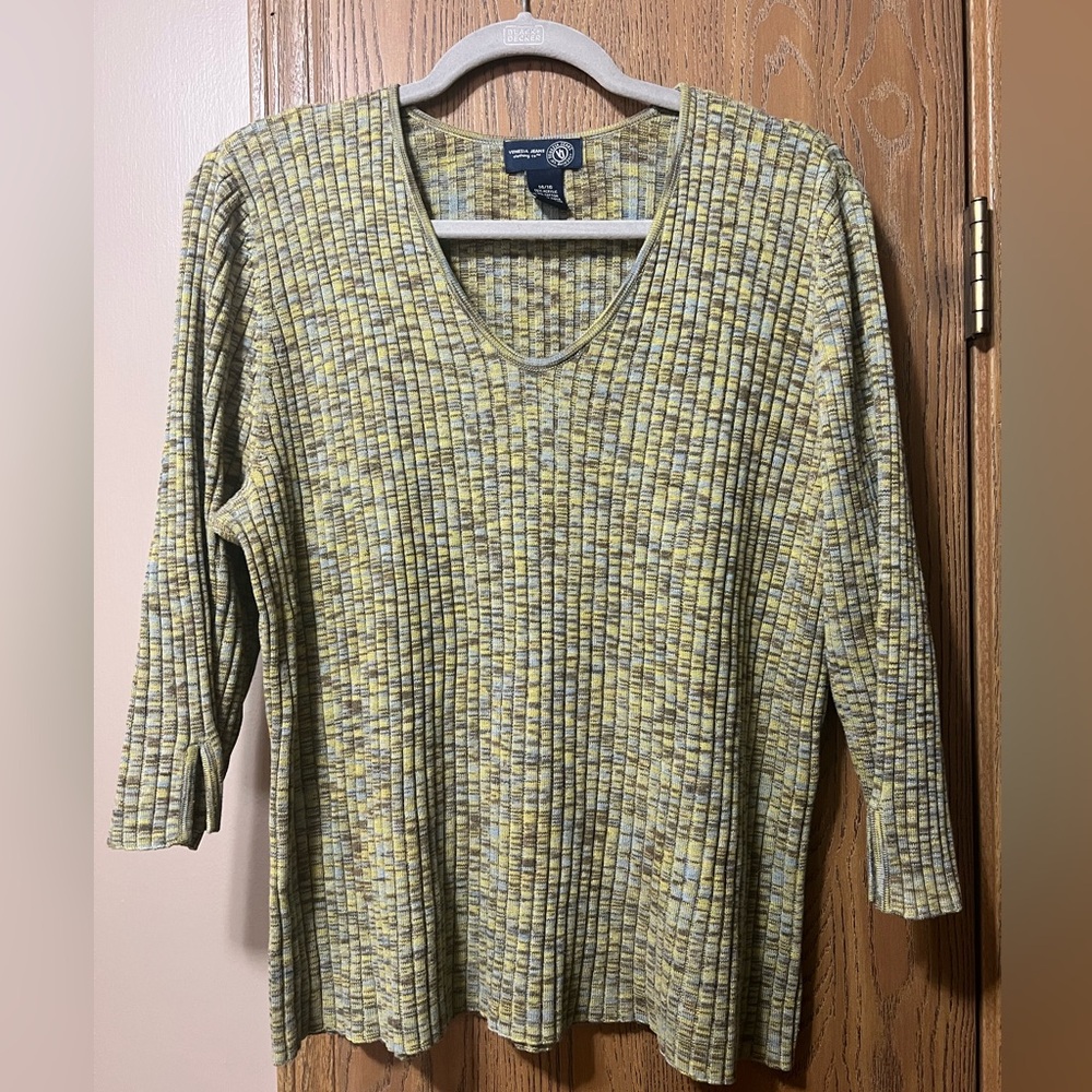 Lightweight V-Neck 3/4 sleeve top.